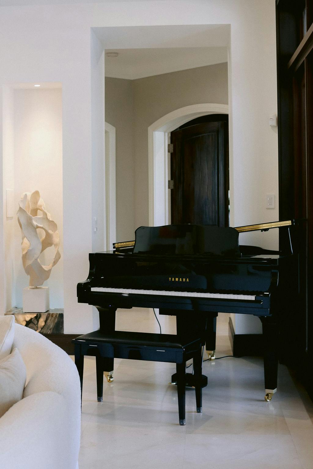 Meridith-Baer-Home-Home-Staging-Florida-Solar-Isle-Living-Room